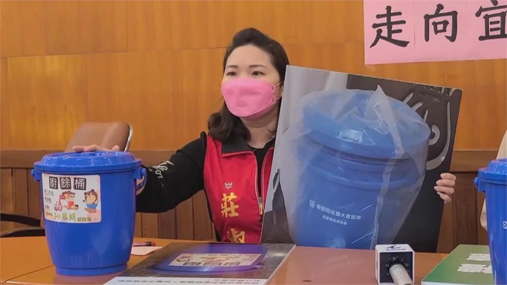藍轟江聰淵公器私用 藉縣府廚餘桶貼名宣傳
