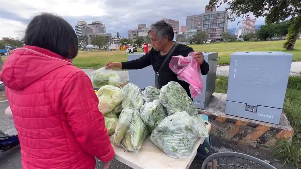 開百公里到市區擺攤幫親友賣菜 台印夫妻承載部落希望