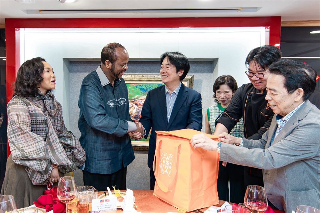 幕後／漏網鏡頭！史王訪台竟被「這杯飲料」收服　賴總統暖舉曝光