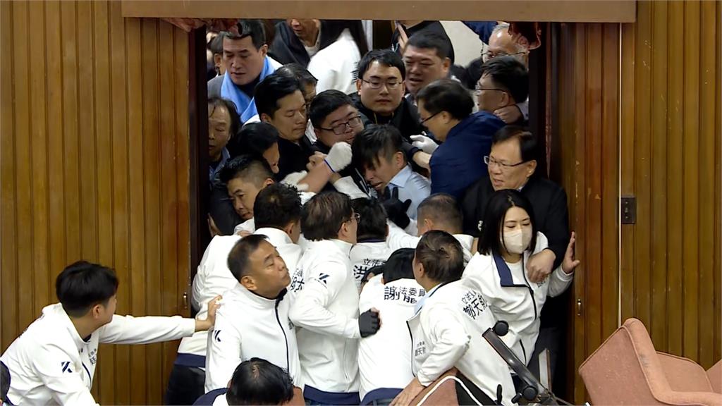 徐巧芯比不雅手勢陳玉珍鋼鞋踹人 李坤城、陳培瑜通通要告!