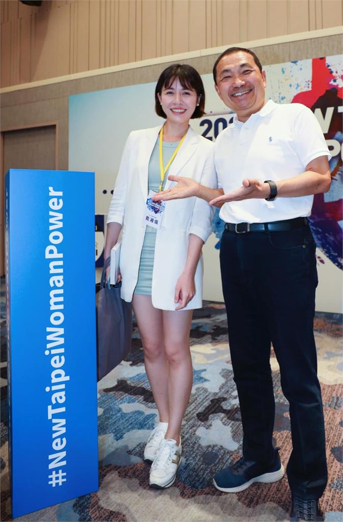 侯友宜「最美背後靈」進藍營!傳備戰新莊議員戴湘儀回應了