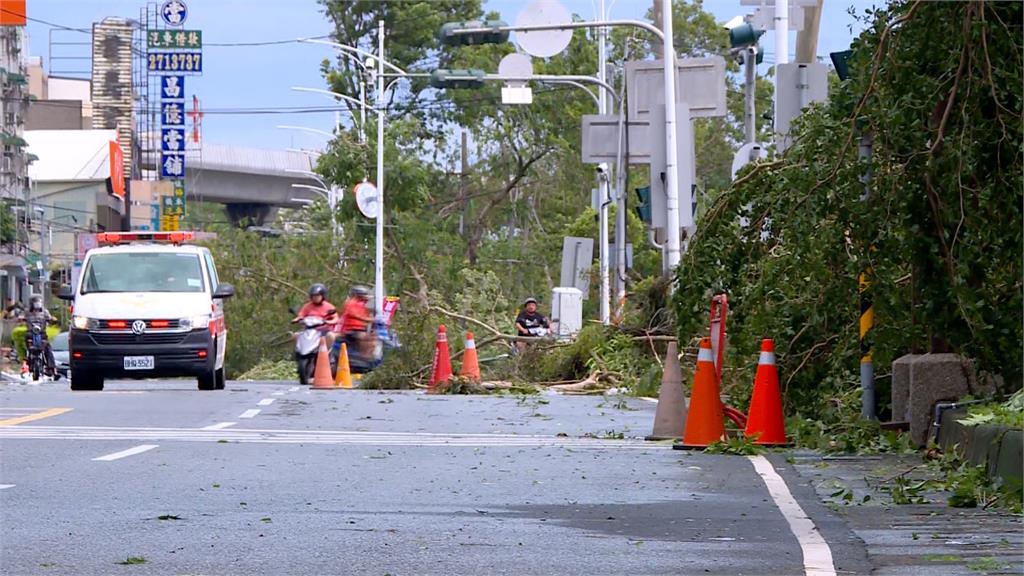 丹娜絲昨晚登陸嘉義布袋 急診室外救護車遭吹跑