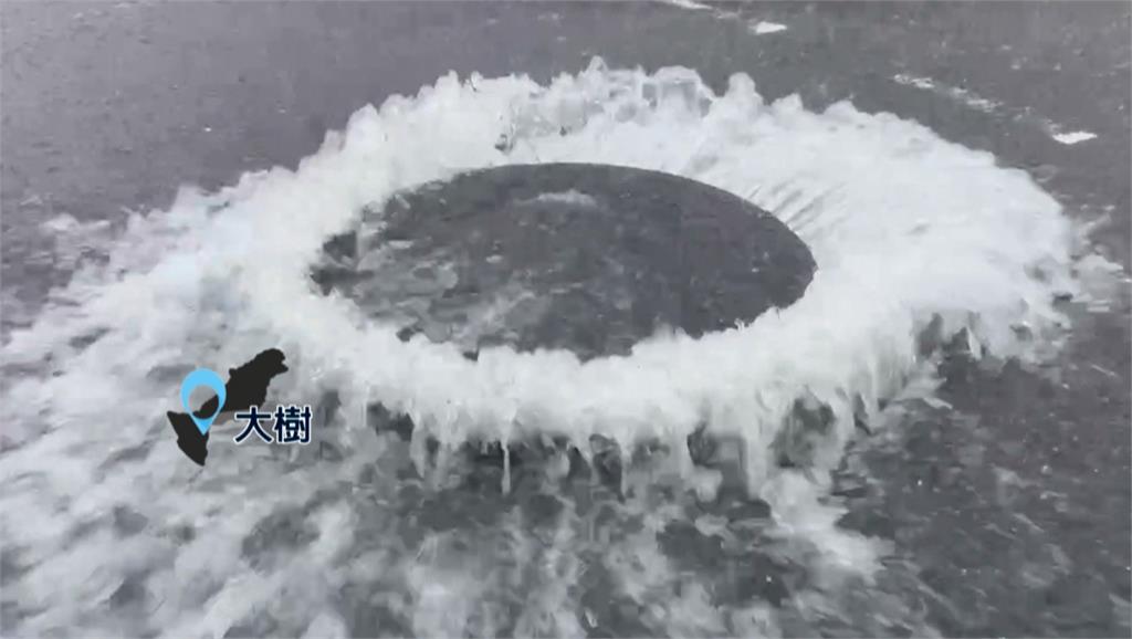 雨炸高雄「宛如颱風」 人孔蓋變噴泉、「水上摩托車」險摔