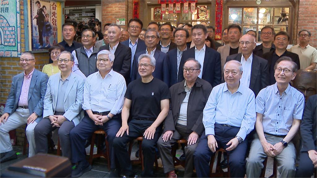輝達車台北101前亮相吸大票粉絲光顧! 傳黃仁勳傍晚拜會張忠謀
