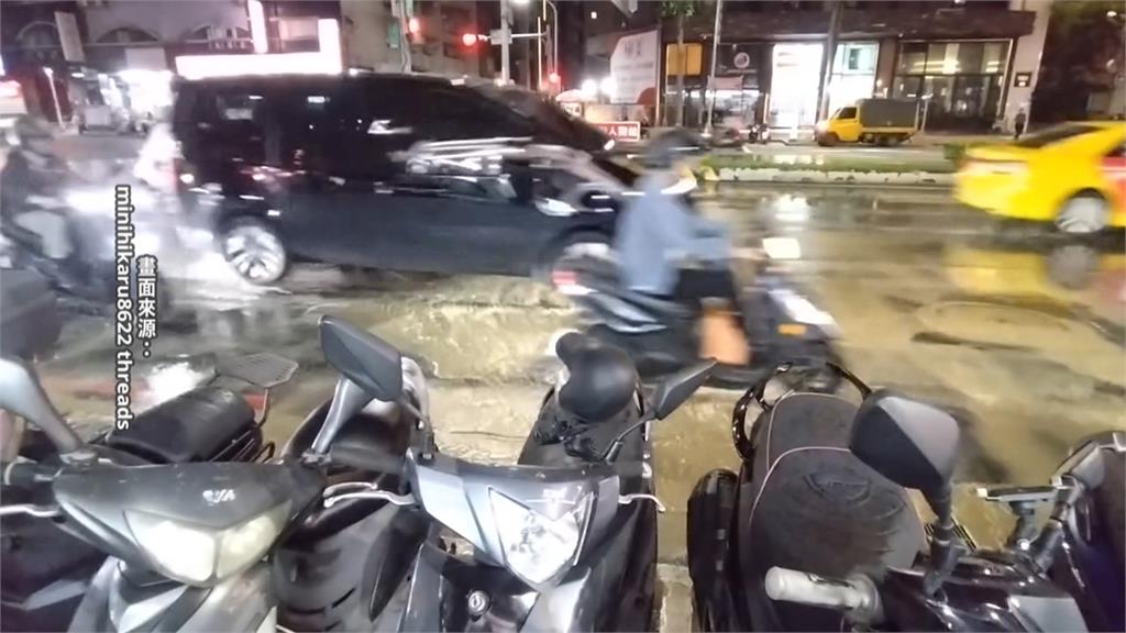 月初才修！三重自來水管又破　混濁泥水狂湧出釀馬路積水