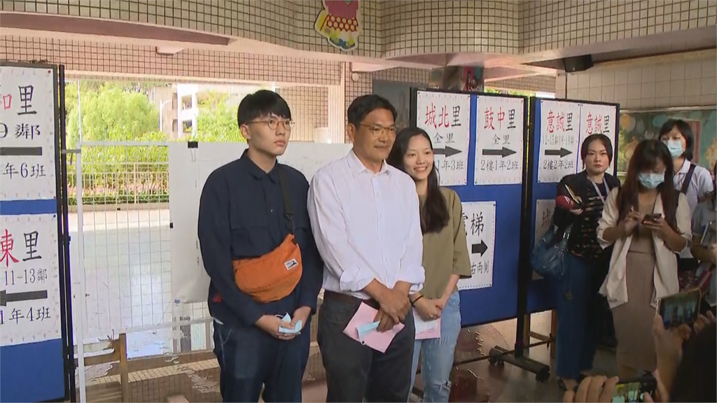 黃國昌嗆白X…女記者竟是民眾黨「韓冰第二」!5年前「阿北超挺」身影被挖出