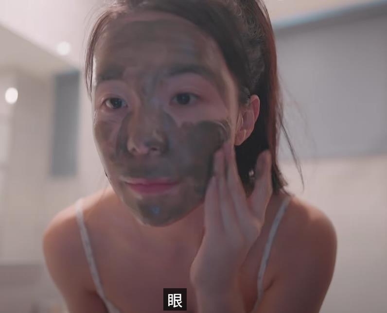 李多慧「啦啦隊濃妝全卸」滿臉灰黑!下班模樣認不出…網嚇爛:大震撼