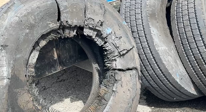 快新聞/頭城油罐車「疑輪煞車鎖死」輪胎起火濃煙狂竄 民眾急拿滅火器幫忙