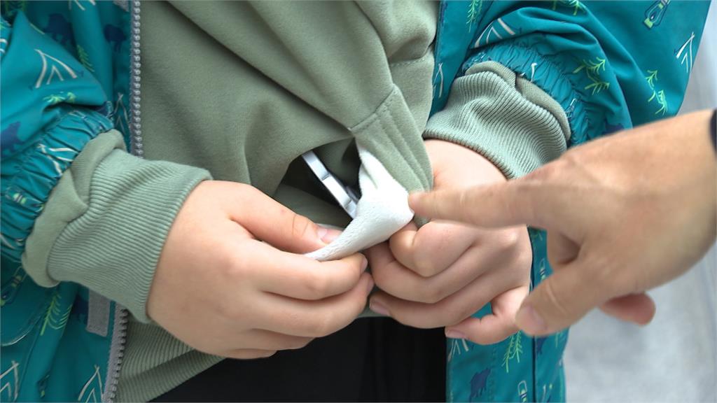 天冷小孩狂冒紅疹! 兒醫:"內刷毛"衣物釀皮膚災難