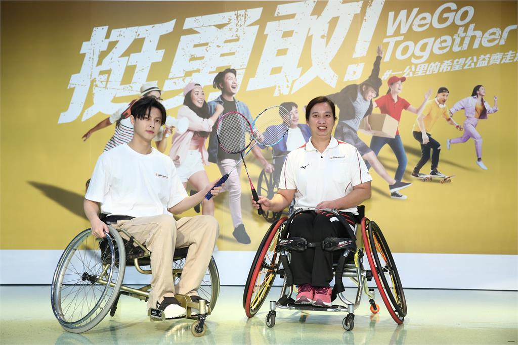 藝人王子邱勝翊挺脊損傷友!體驗坐輪椅和羽球選手胡光秋同場競技