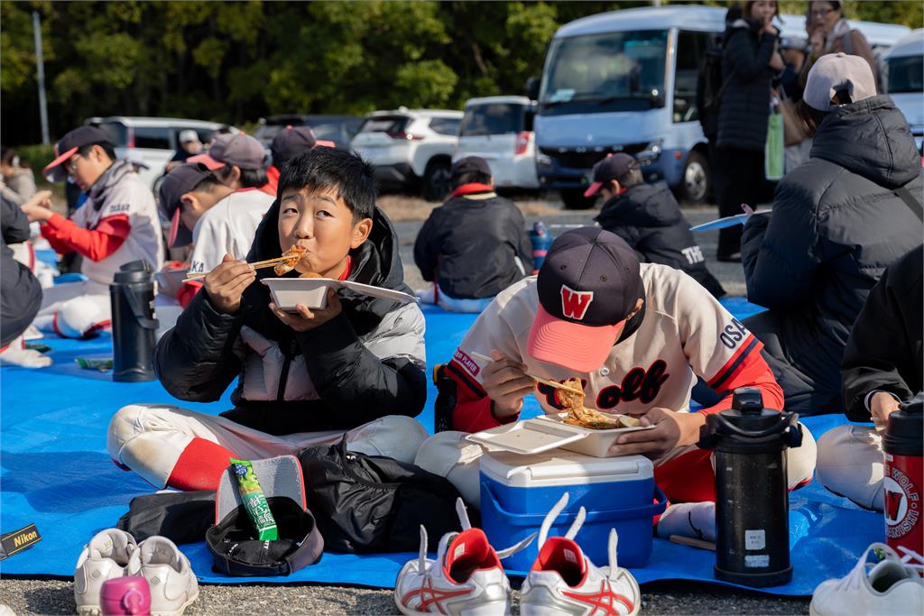 農業部長陳駿季推廣臺灣農產品　贈排骨便當為日本少棒隊選手加油
