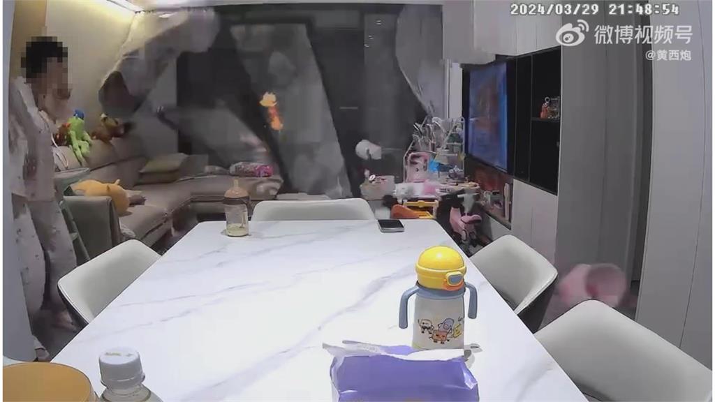 狂風「破門而入」暴灌客廳!大片玻璃門遭颳垮 狠砸客廳幼童嚇壞網