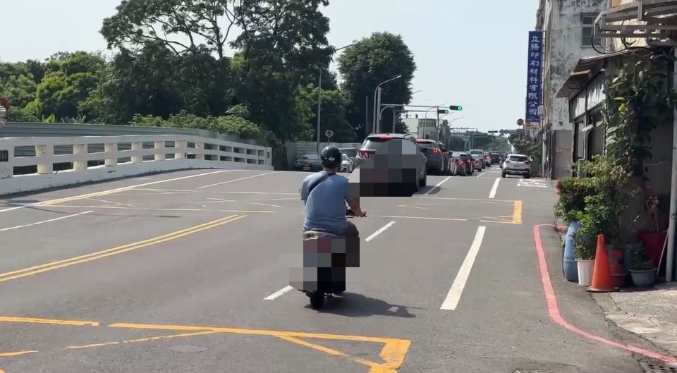 危險！騎士載２歲童上路　童放大腿上「沒戴安全帽」挨罰