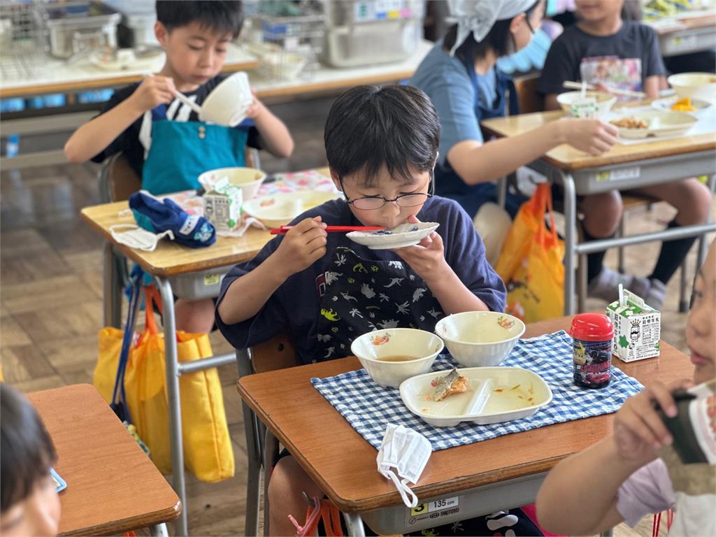 黃偉哲請日本蘋果之鄉–弘前市學童吃芒果 小朋友：還想再吃！