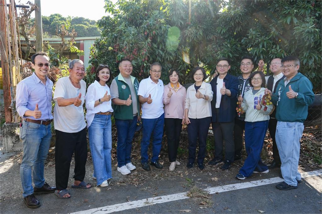 快新聞／「荔」量大綻放！蔡英文偕賴瑞隆化身一日果農　親採玉荷包支持高雄在地農業