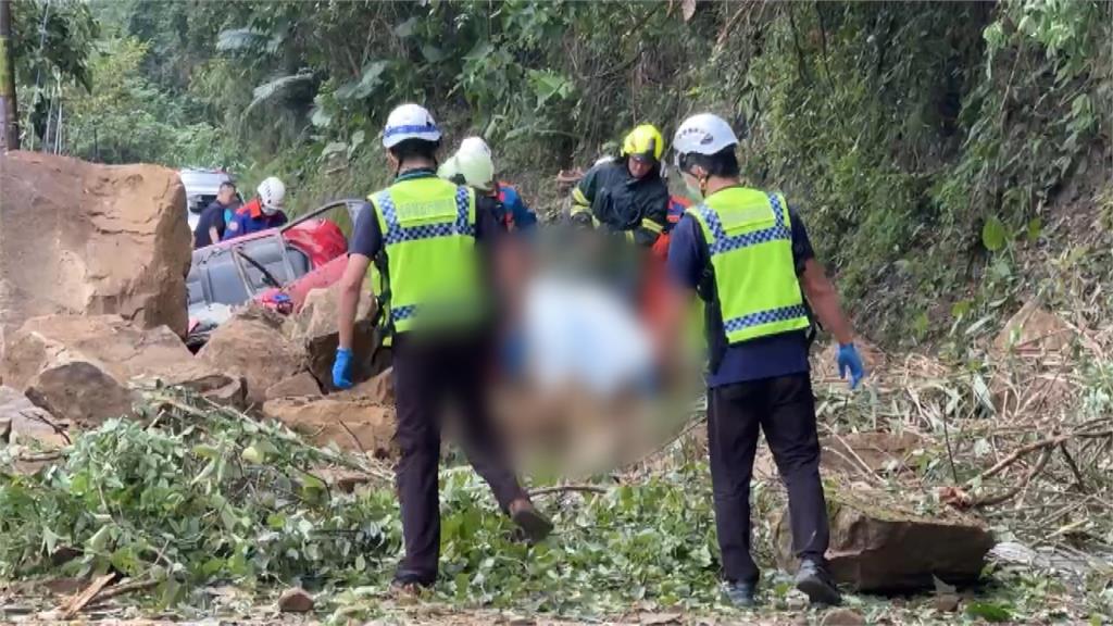 驚悚巨石砸車！　苗栗泰安自小客車遭砸「2人喪命」