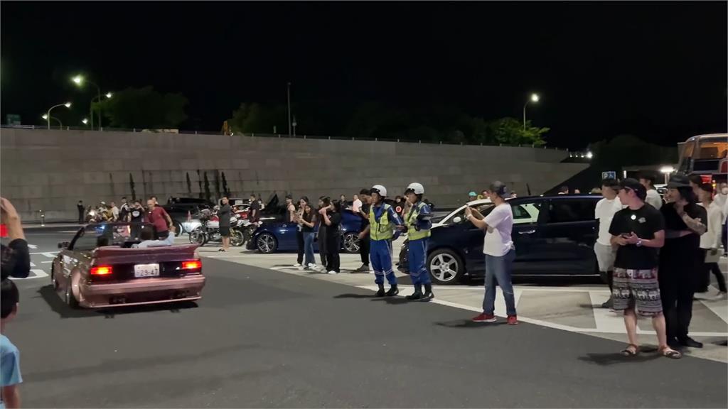 台YTR赴日直擊暴走族車聚 大牛爆改「閃燈底盤」亮相警察看傻