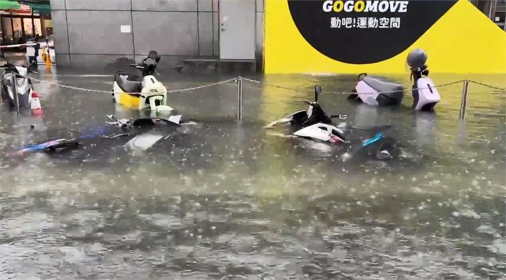最新／8縣市豪大雨特報！台南永康一早淹成河　民眾合力推車脫困