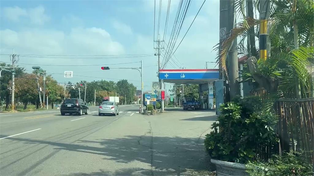 傻眼!救護車鳴笛+按喇叭 下秒竟轉彎去加油