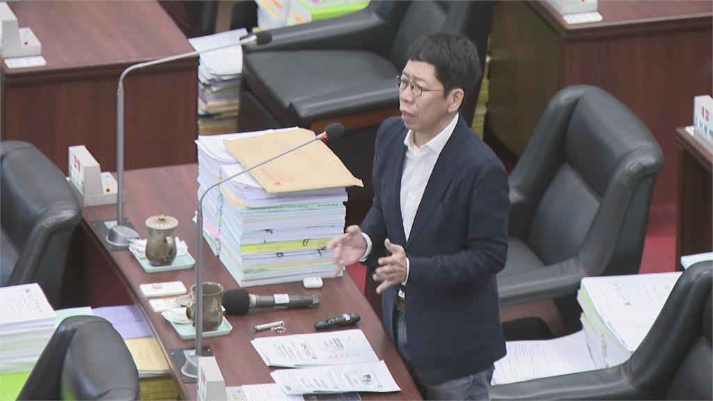 涉詐助理費150萬交保　黃紹庭首度進議會總質詢