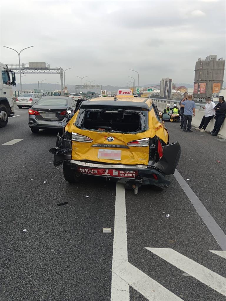 最新／小黃屁股「凹一塊」！台74連環撞釀5傷　5台大小車撞一團畫面曝