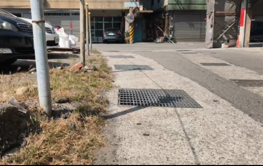 轎車過年違停巷口擋視線　遭人噴漆嗆「別停」