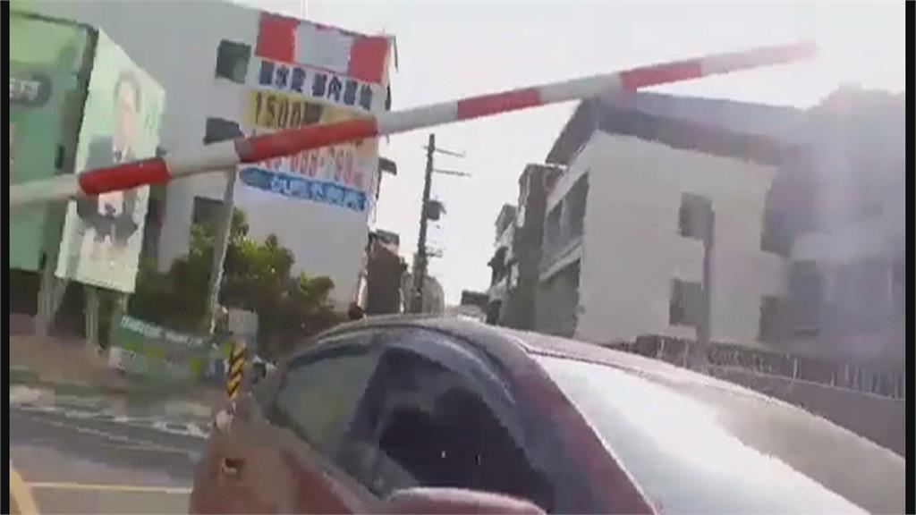 無視警示音「闖平交道」! 轎車險被火車撞上 驚險畫面曝