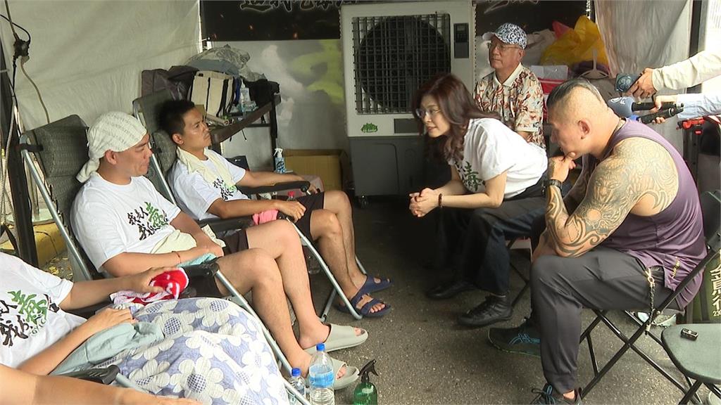 藍青年接力絕食8點一到「送醫躺床」！醫生怒批浪費資源：胸腔流血都要等1天