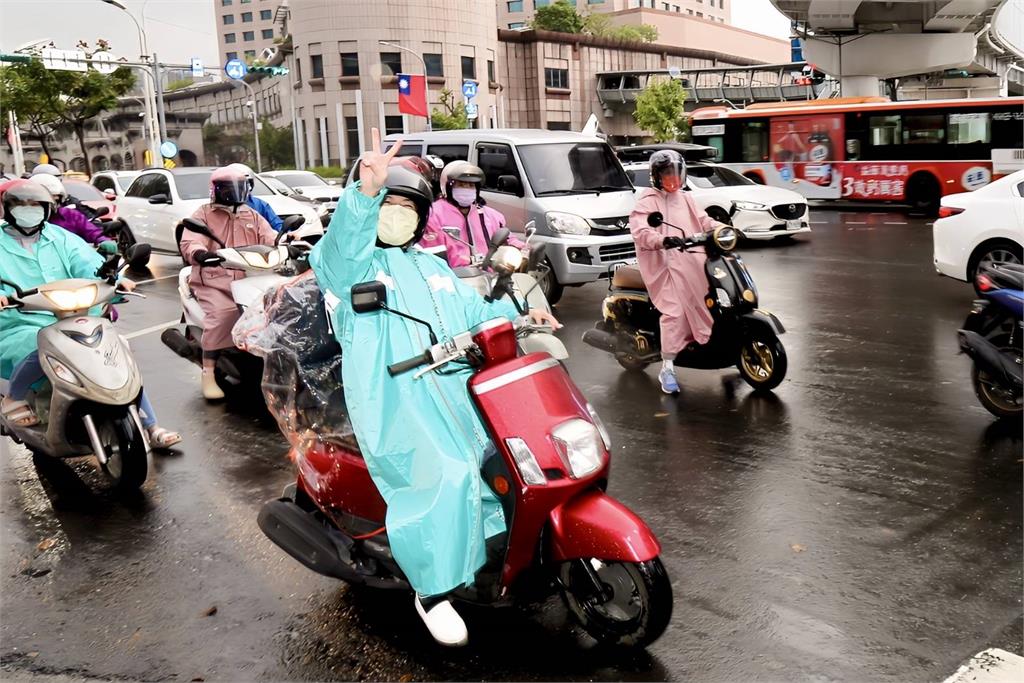 快新聞／冒雨陪立委小雞站路口拜票　蕭美琴：愛的力量永遠大於仇恨