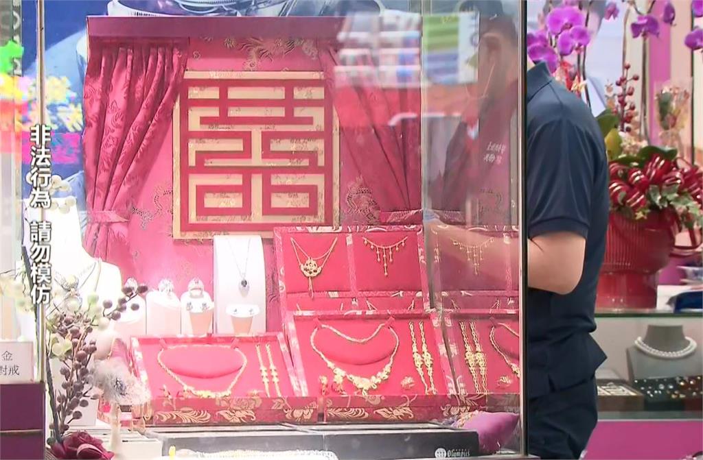 民視獨家畫面!假挑金飾真搶劫 嫌「掐脖老闆娘」行搶逃逸