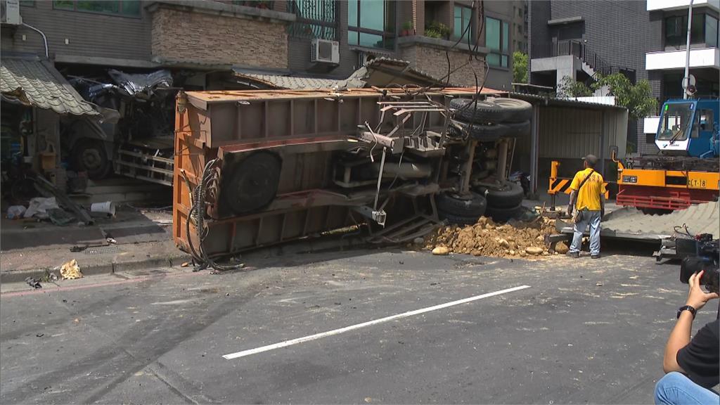 快新聞／新北樹林砂石車撞進民宅！　住戶驚嚇：以為地震整個房子都在震動