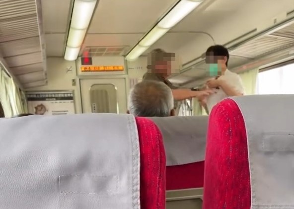 快新聞／拳願火車格鬥賽？一句「關靜音」爆怒火　目擊乘客全看傻