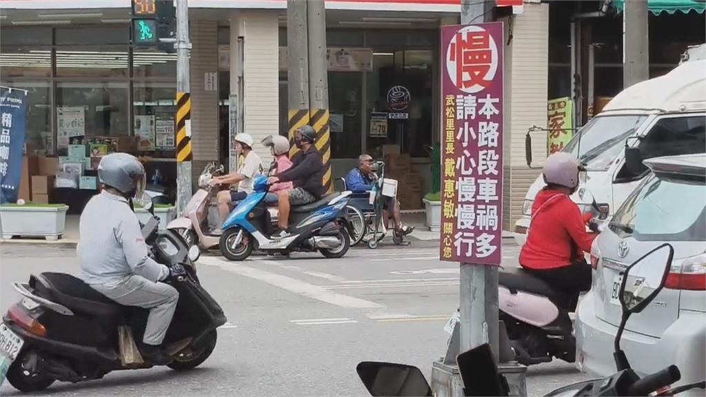 高雄女騎士「禮讓救護車」遭後方機車追撞 雙雙噴飛倒地送醫