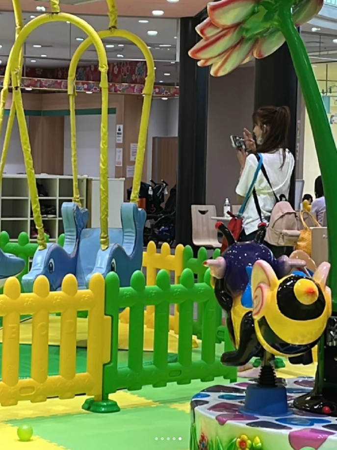 直擊林志玲遊樂場帶2歲兒!網見「閃鑽叮噹T陪坐玩具車」狂讚:超有耐心