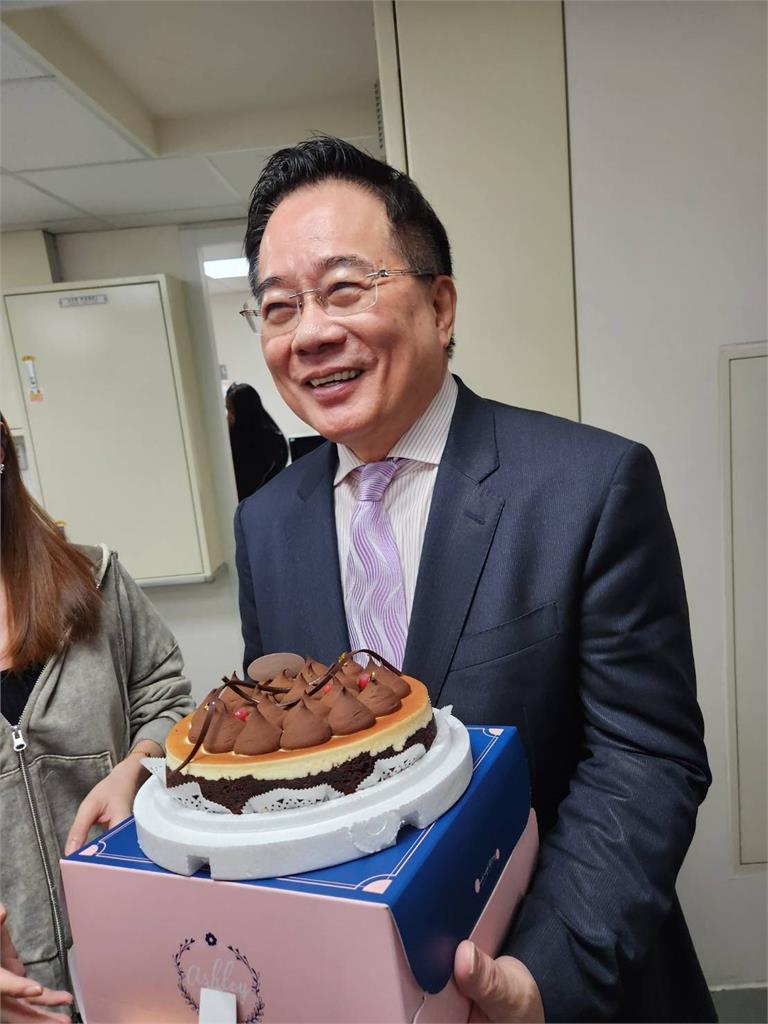 快新聞／蔡正元要被關了！眾人「買蛋糕送行」照片曝光