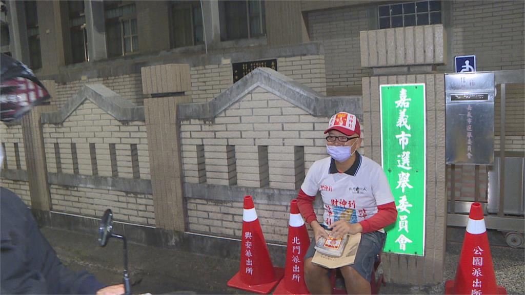 嘉義市長重行選舉 他搶頭香登記「漏夜排隊」