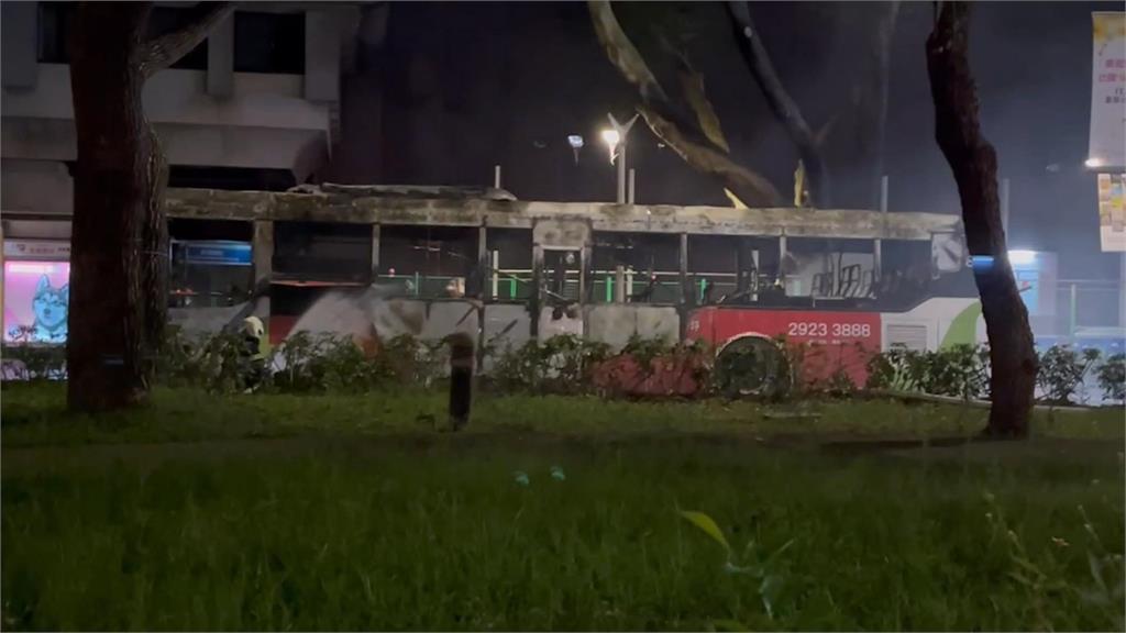 北市電動公車爆炸起火燃燒! 駕駛、乘客緊急逃生