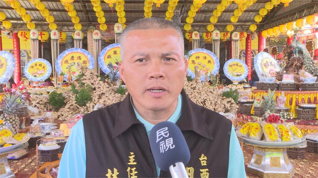 雲林明聖宮辦法會 前縣長張榮味帶來「金榜題名」匾額祝賀