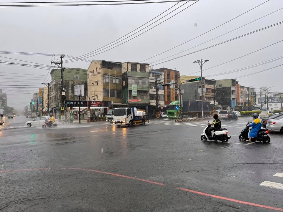 快新聞/高雄降瞬間大雨「路面淹水」! 民眾急拉封鎖線提醒用路人