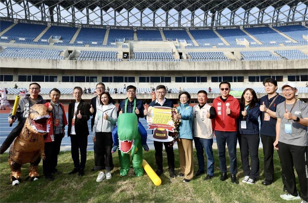 快新聞／好可愛！陳其邁披「綠色恐龍裝」出席馬拉松賽　喜感畫面曝光了