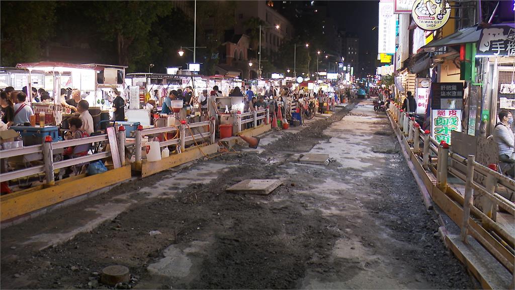 寧夏夜市道路整修2個月公告貼已完工？民眾看到這幕傻眼