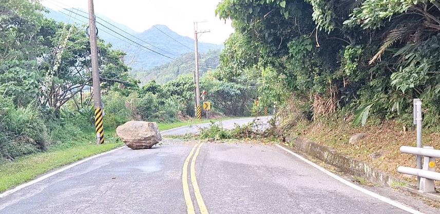 快新聞／花蓮地震「巨大落石」阻交通　台11線「雙向無法通行」道路暫封閉