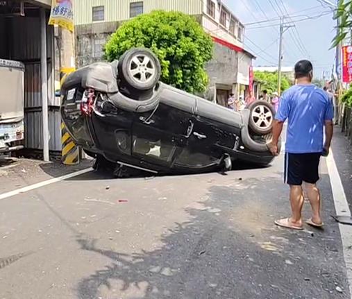 中秋拜票變驚險救援！　前鄉長載鄉代妻擦撞後翻車