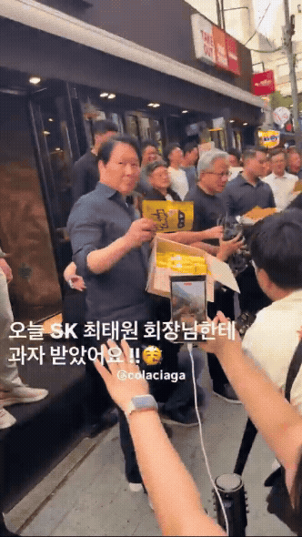 同台黃仁勳卻大翻車！富三代「面無表情丟餅乾」 畫面瘋傳…網傻眼：看不起人