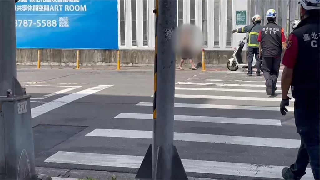 消防局前詭異男「持刀閒晃」　警消合力逮人意外揪通緝身分