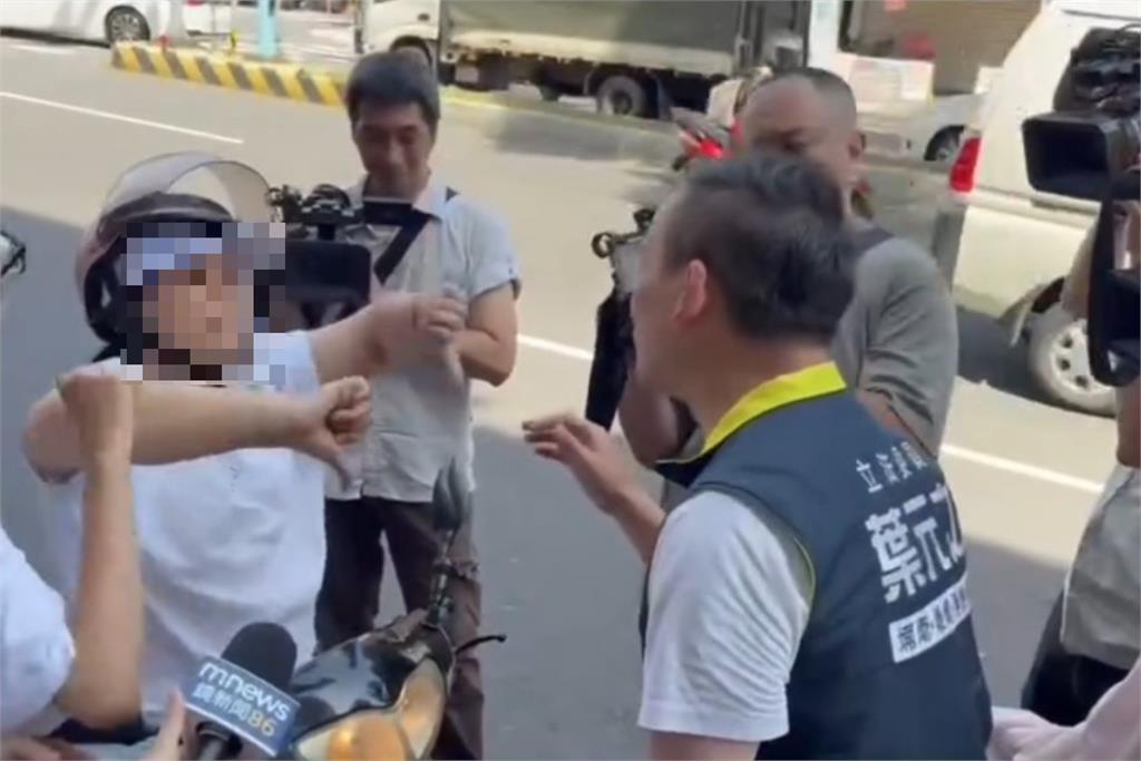 葉元之上街宣傳反罷免！下秒遭路過婦人「吐口水」失控衝突畫面曝光