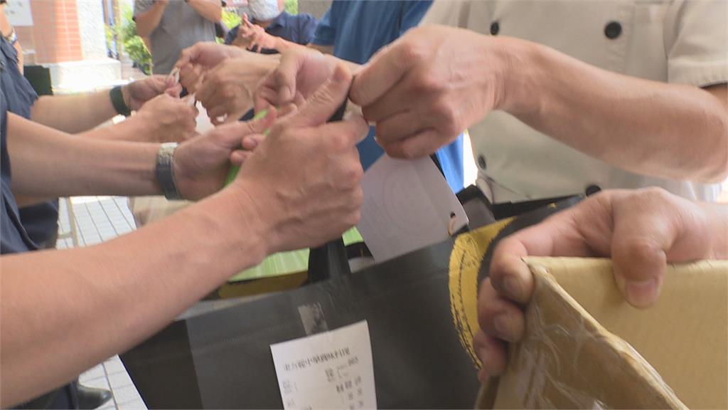必比登美食直送派出所 兩百份防疫餐點慰勞員警