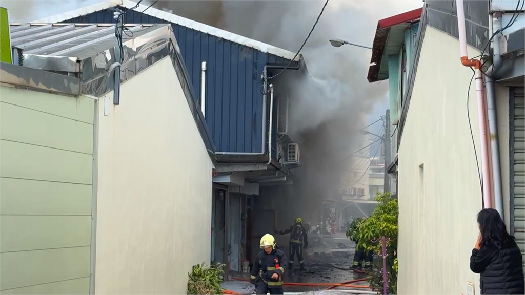 最新／花蓮民起火！民眾抱瓦斯桶、神像逃生　濃煙竄天嚇人畫面曝