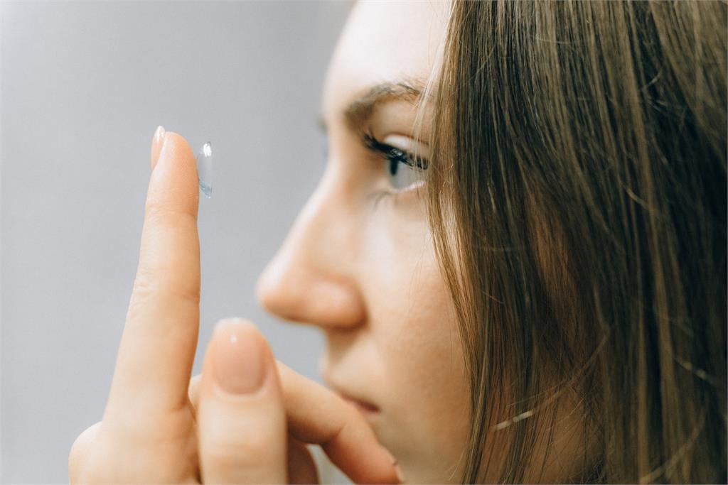 中秋注意!烤肉別戴隱形眼鏡「恐熱到熔化」?食藥署這樣說