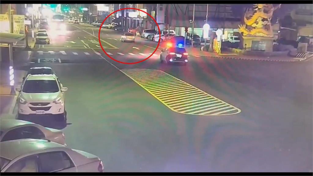警車圍捕七旬毒蟲撞樹卡水溝　員警脫困後腦杓流血